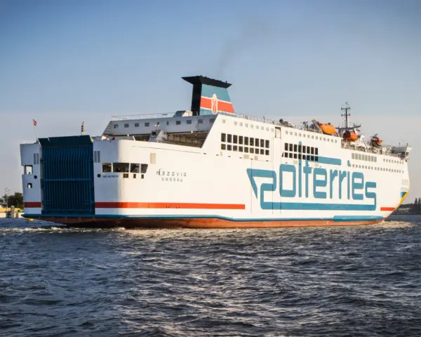 Prom "Mazovia" Polferries wypływa z portu Świnoujście.