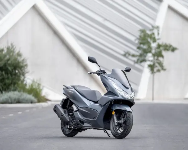 Szary skuter Honda PCX 125. Choć popularny, warto znać jego wady przed zakupem.