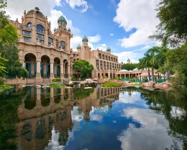 Majestatyczny hotel w Sun City, RPA, z basenem i palmami.
