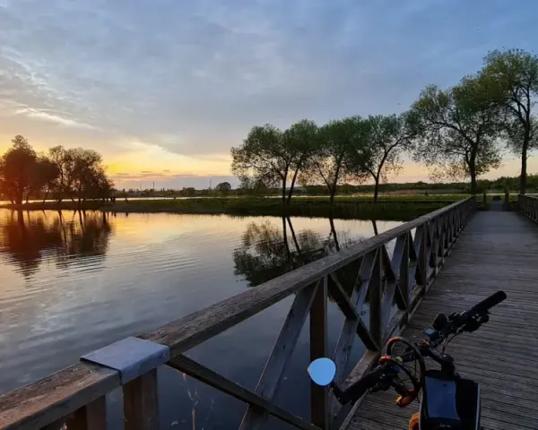 Zachód słońca nad jeziorem, drewniana promenada augustów zaprasza na spacer.
