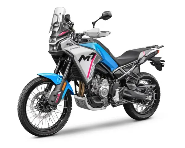 Moto da avventura CFMOTO MT 450, con livrea blu e grigia, pronta per sfidare le KTM su ogni terreno.