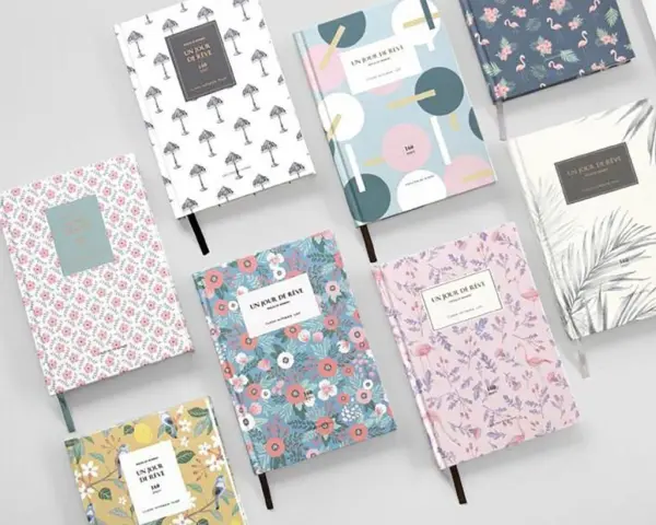 Variedad de tipos de cuadernos con diseños florales, de flamencos y abstractos.