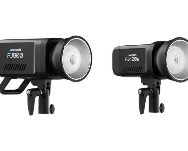 Dwa czarne lampy studyjne Westcott FJ800 i FJ400II na statywach, gotowe do sesji zdjęciowej.
