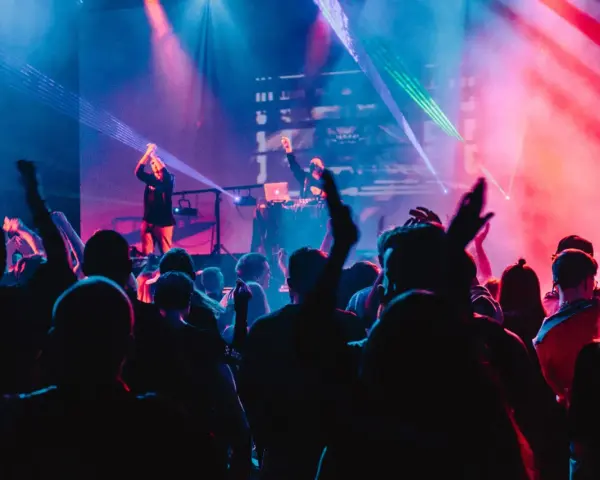 Eine Menge feiert zu A&R Music bei einem Konzert mit Lasershow.