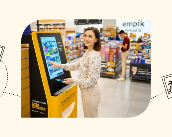 Uśmiechnięta kobieta korzysta z kiosku Empik, by wydrukować zdjęcia. Prosty sposób na zachowanie wspomnień.