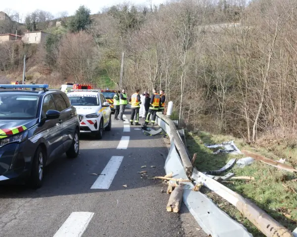 Intervention des secours suite à un accident. Les équipes sont sur place pour gérer la situation, rappelant l'importance de savoir que faire en cas d'accident en centre de loisirs.