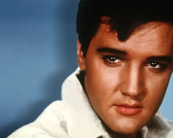Elvis Presley, mit seinem ikonischen Blick, singt "Love Me Tender".