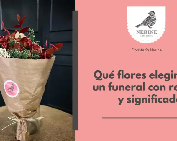 Un ramo de flores de la muerte, con rosas rojas secas y follaje verde, envuelto en papel marrón.