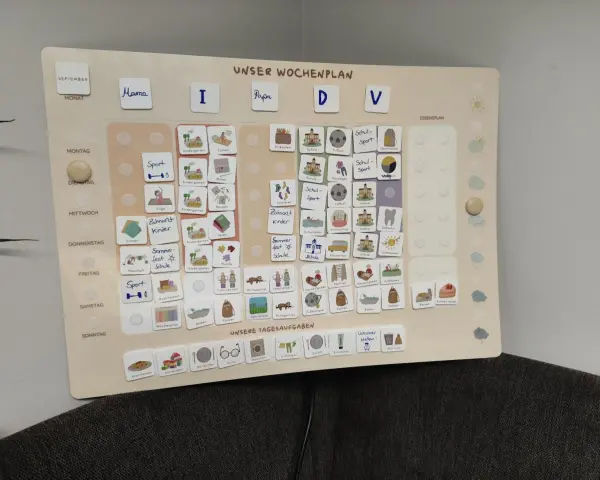 Ein gemeinsamer Kalender App mit Icons für tägliche Aufgaben wie Kindergarten, Sport und Arztbesuche.