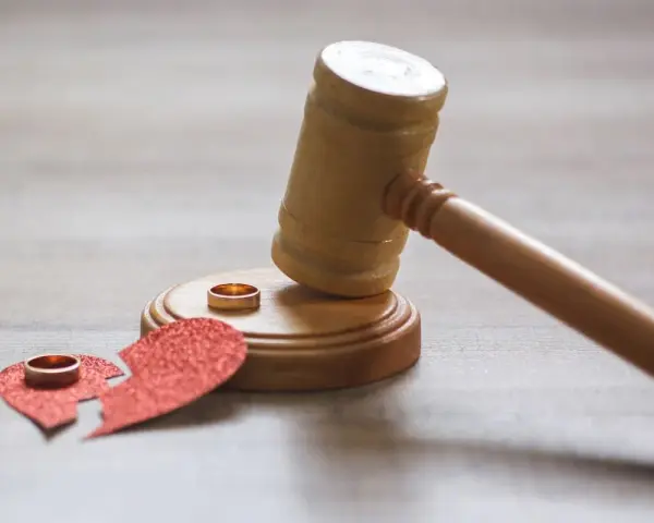 Marteau de juge, cœurs brisés et alliances. Ma femme demande le divorce, quels sont mes droits ?