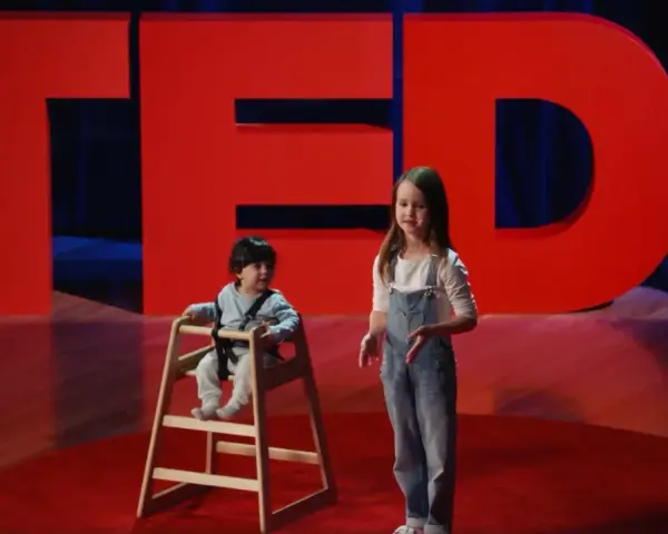 Dziewczynka i chłopiec na scenie TED. Pokazują, co powinien umieć 7 latek, choć jedno z nich jest jeszcze maluszkiem.