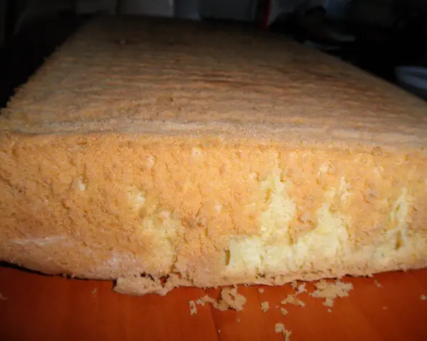 Puszyste ciasto biszkoptowe, idealne do tortów. Ten przepis na ciasto biszkoptowe jest prosty i szybki.