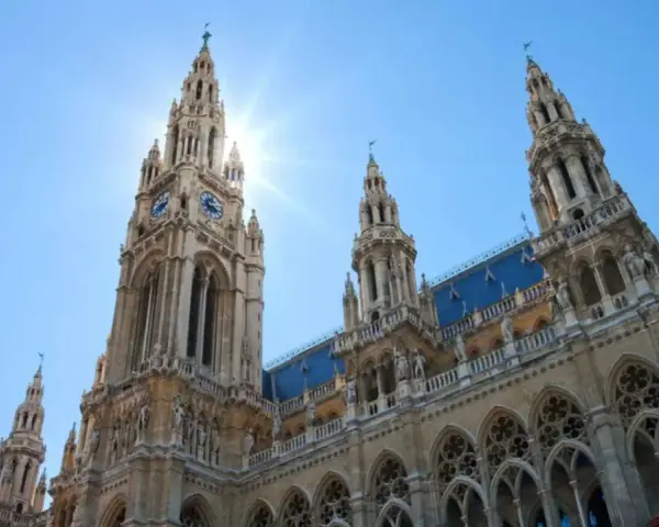 Das Wiener Rathaus im Sonnenschein. Hier kann man viel in Wien machen, z.B. das Rathaus besichtigen.