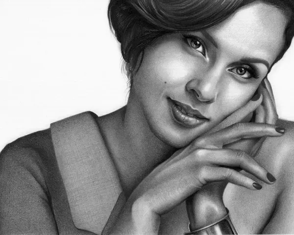 Portrait au crayon d'une femme au visage asymétrique, le regard intense, la main posée sur la joue, un sourire énigmatique.