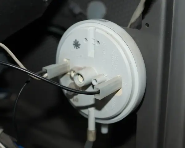 Componente di una stufa pellet King, forse la causa di problemi. Si vede un pressostato con cavi collegati.