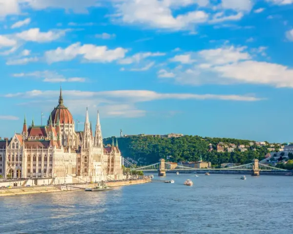Budynek Parlamentu w Budapeszcie nad Dunajem, jeden z najpiękniejszych widoków Węgier.