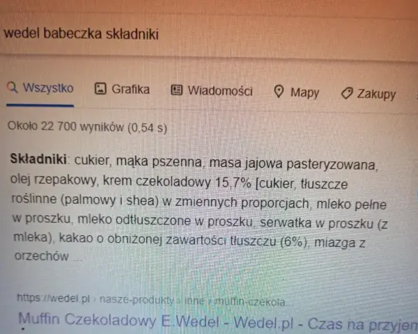 Szukasz informacji, ile kcal ma babeczka Wedel? Na ekranie widać składniki tej słodkości: cukier, mąka, krem czekoladowy.