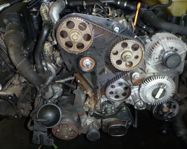 Silnik 1.9 TDI z widocznym rozrządem. Planujesz wymianę rozrządu 1.9 tdi? Koszt takiej usługi zależy od wielu czynników.