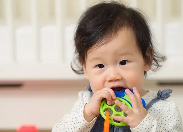 Kiedy wychodzą zęby 5? Sprawdź, co musisz wiedzieć o teethingu