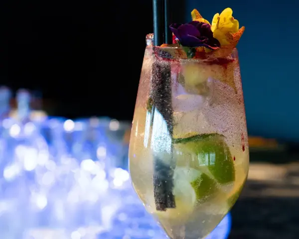 Orzeźwiający drink Hugo, z limonką, lodem i kwiatową dekoracją. Idealny przepis na lato.