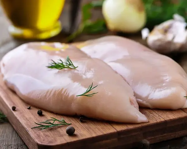 Ile piec filet z kurczaka, aby był soczysty i pełen smaku?