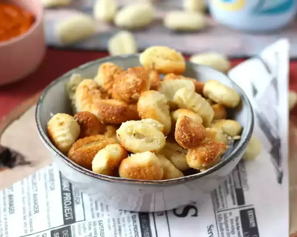 Gnocchi dorati e croccanti, cotti alla perfezione nella friggitrice ad aria. Un contorno o antipasto delizioso e veloce.