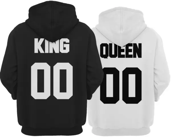 Czarna bluza z napisem KING i biała bluza z napisem QUEEN, obie z numerem 00. Idealne bluzy king queen dla pary.