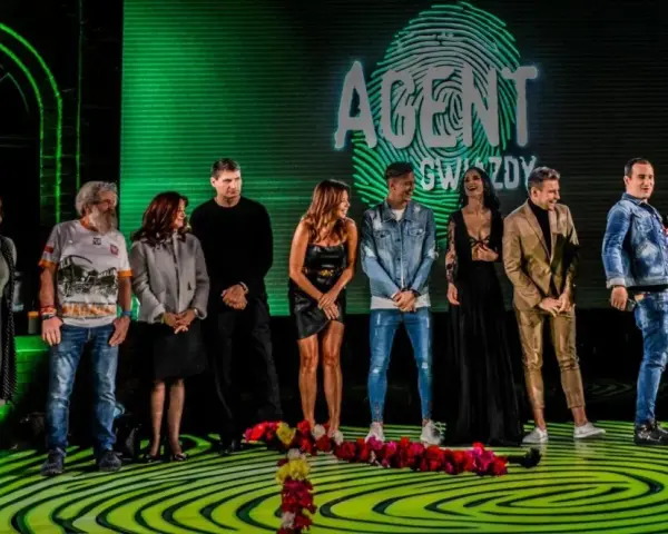 Uczestnicy programu "Agent Gwiazdy" na scenie. Kto jest agentem?