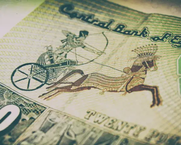 Fragment banknotu z wizerunkiem rydwanu i łucznika. Widoczna cyfra 20 i napis "Twenty Pounds". To jest funt egipski.