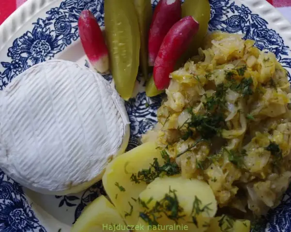 Pyszny camembert z frytkownicy, podany z ziemniakami, kiszonymi ogórkami i rzodkiewką.