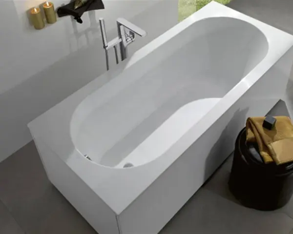 Une baignoire moderne et épurée, idéale pour vous aider à choisir comment choisir sa baignoire. Un robinet chromé et des bougies apportent une touche de luxe.