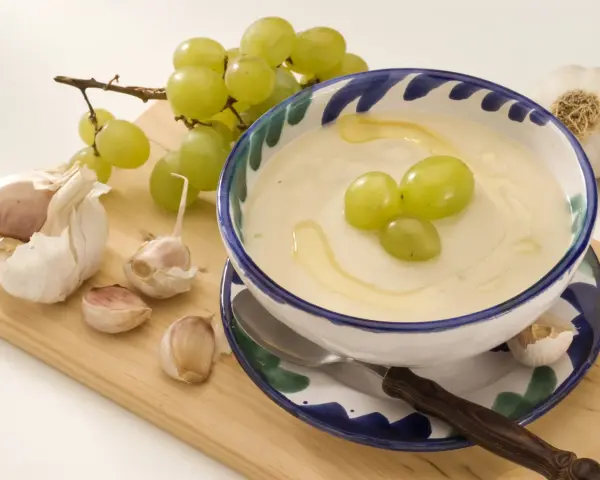 Ajoblanco en cuenco con uvas verdes, ajos y aceite de oliva.