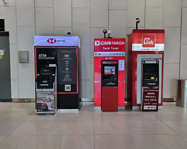Cztery bankomaty: HSBC, CIMB NIAGA, ATM Link i jeden nieznany. Wszędzie można wypłacić walutę na bali.