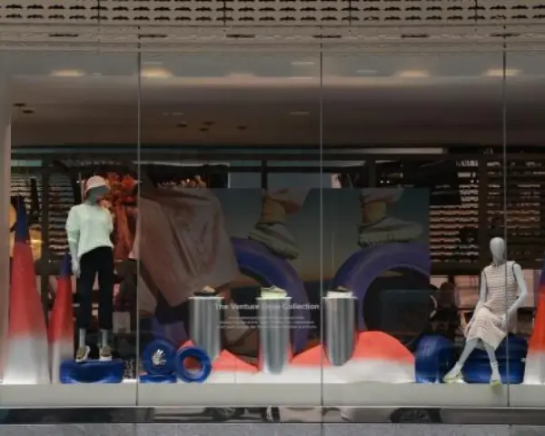 Escaparate con maniquíes y calzado, un ejemplo de visual merchandising creativo.