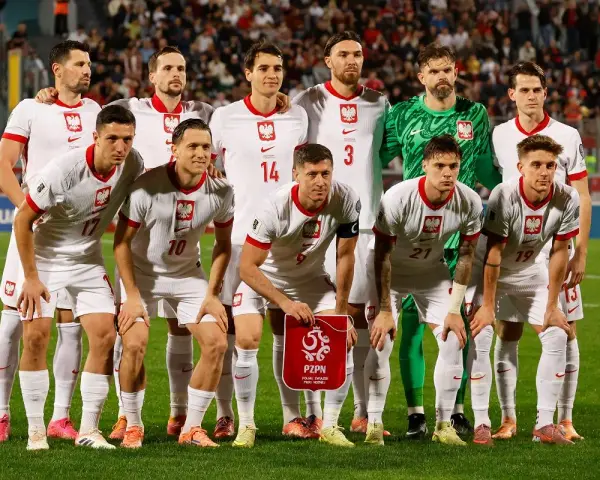 Piłkarze reprezentacji Polski w białych strojach, gotowi do gry. To wszystko o kibicach, którzy ich wspierają!