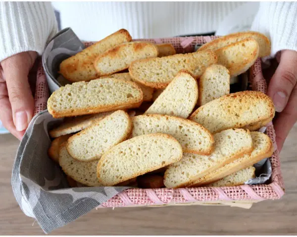 Cesto pieno di biscotti veneziani dorati, perfetti per inzuppare.