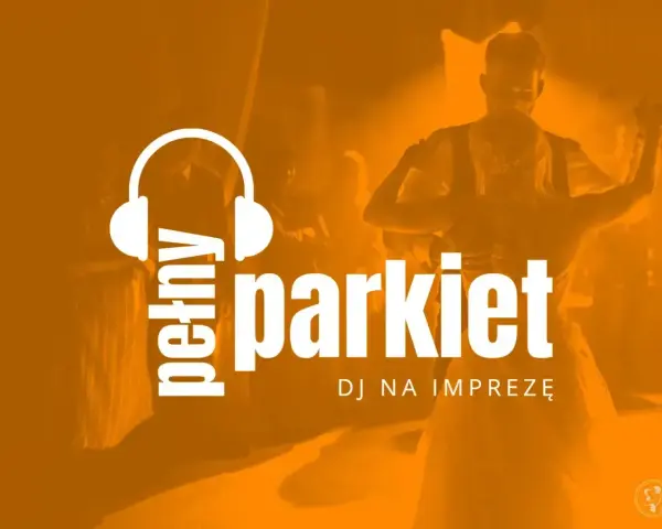 DJ na imprezę, który zapewni hity do tańca na parkiecie. Para tańczy w tle.