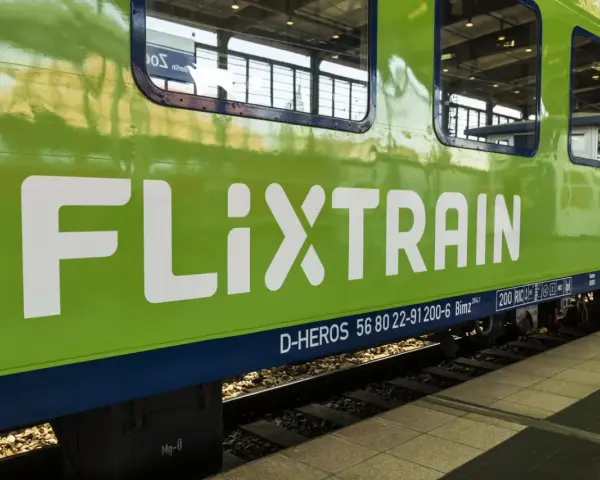 Zielona lokomotywa FlixTrain Polska na torach, gotowa do podróży.