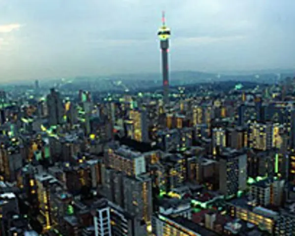 Widok na nocne miasto, największe miasto w RPA, z wieżą Hillbrow Tower w tle.