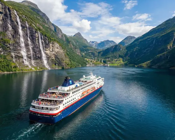 Statek wycieczkowy "Norwegian Fjord Explorer" płynie przez malowniczy fiord. To idealny sposób, by zobaczyć, co można przewieźć do Norwegii – zapierające dech w piersiach krajobrazy!