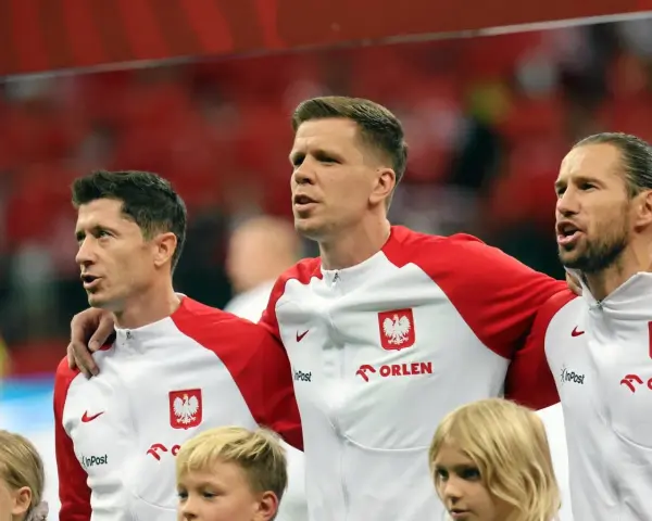 Piłkarze reprezentacji Polski, w tym Lewandowski, w biało-czerwonych strojach. Ich pozycja w rankingach jest ważna dla kibiców.