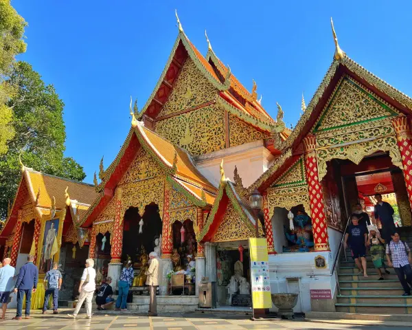 Złote zdobienia świątyni Wat Phra That Doi Suthep, jeden z głównych punktów, które warto zobaczyć w Chiang Mai.