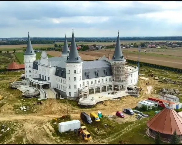 Hotel Cztery Wieże Katarzynin: Otwarcie nadal nieznane? Sprawdź!