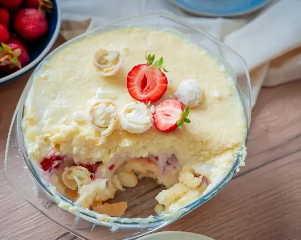 Cremiger Erdbeer-Dessert-Auflauf mit Biskuit und Kokosflocken. Tolle nachtisch ideen für den Sommer!