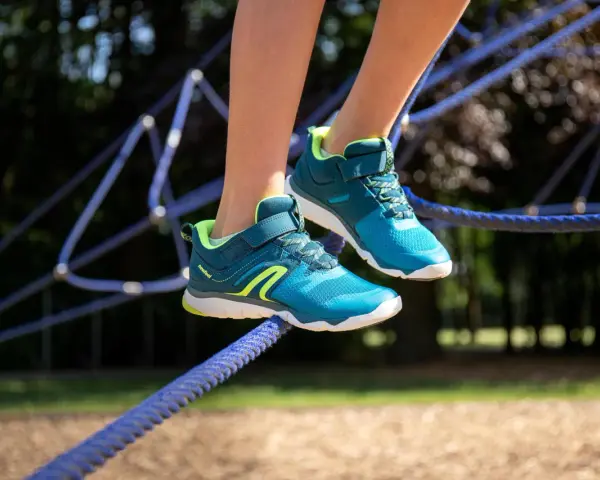 Scarpe sportive blu e verdi con lacci, perfette per l'avventura. Il numero scarpe USA è difficile da determinare senza un riferimento.