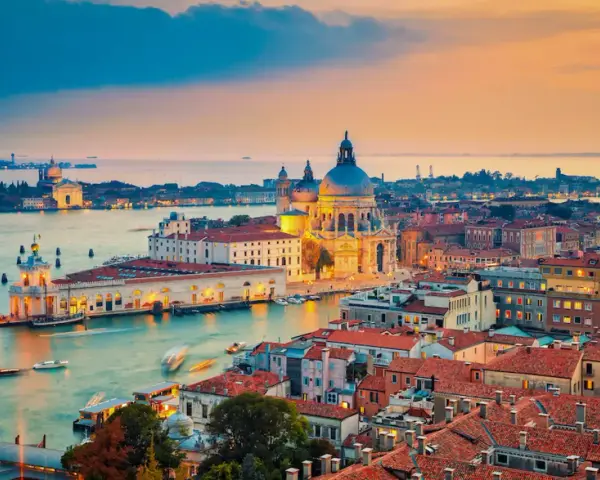 Vista mozzafiato di Venezia al tramonto, con la Basilica di Santa Maria della Salute e i canali. Uno dei migliori scorci di Venezia.
