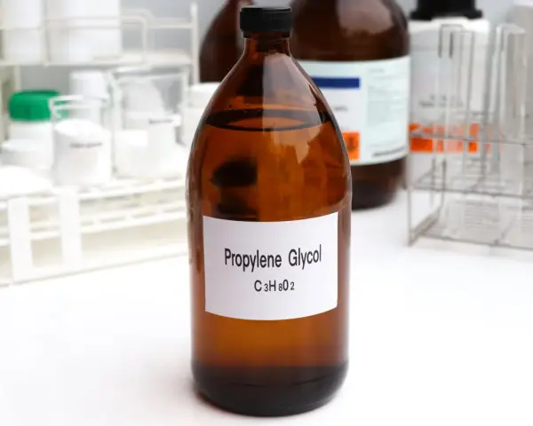 Botella de propilenglicol en laboratorio. Este compuesto, que es el propilenglicol, se usa en diversas aplicaciones.