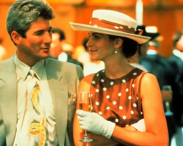 Julia Roberts w kapeluszu i sukience w grochy, obok Richarda Gere'a. Scena z jednego z jej kultowych filmów.