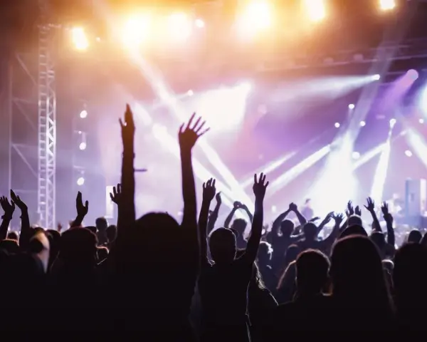 Tłum na koncercie, ręce w górze, światła sceny. Niezapomniany wieczór na czochraj bobra fest!