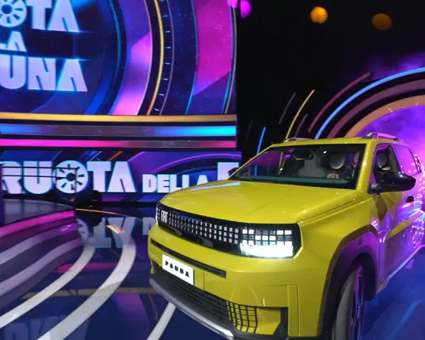 Żółty Fiat Panda wjeżdża na scenę programu "La Ruota Della Fortuna".